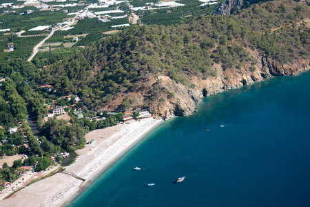 松树与蔚蓝的大海拉古娜 paraglaiding 背景土耳其