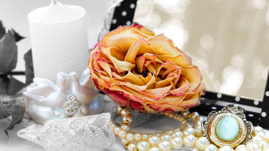 背景为镜子，相框，老式的吊坠，珠的干玫瑰，面料是粉红色，淡紫色，香槟，白色