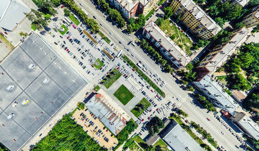 与空中城市景观 十字路口 道路 房屋 建筑物 公园及停车场。阳光灿烂的夏天全景图像