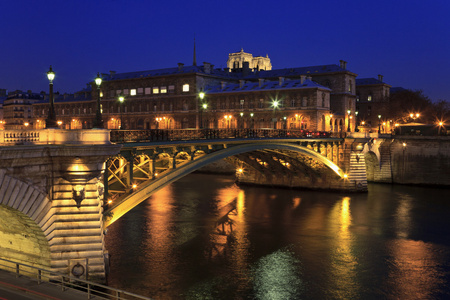跨越他的河流巴黎法国的桥梁