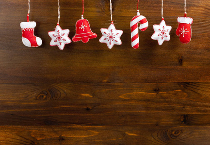 在木制的背景上挂圣诞及新年装饰品