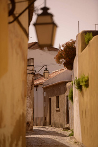 在葡萄牙的老及锡尔维什镇的一条小巷