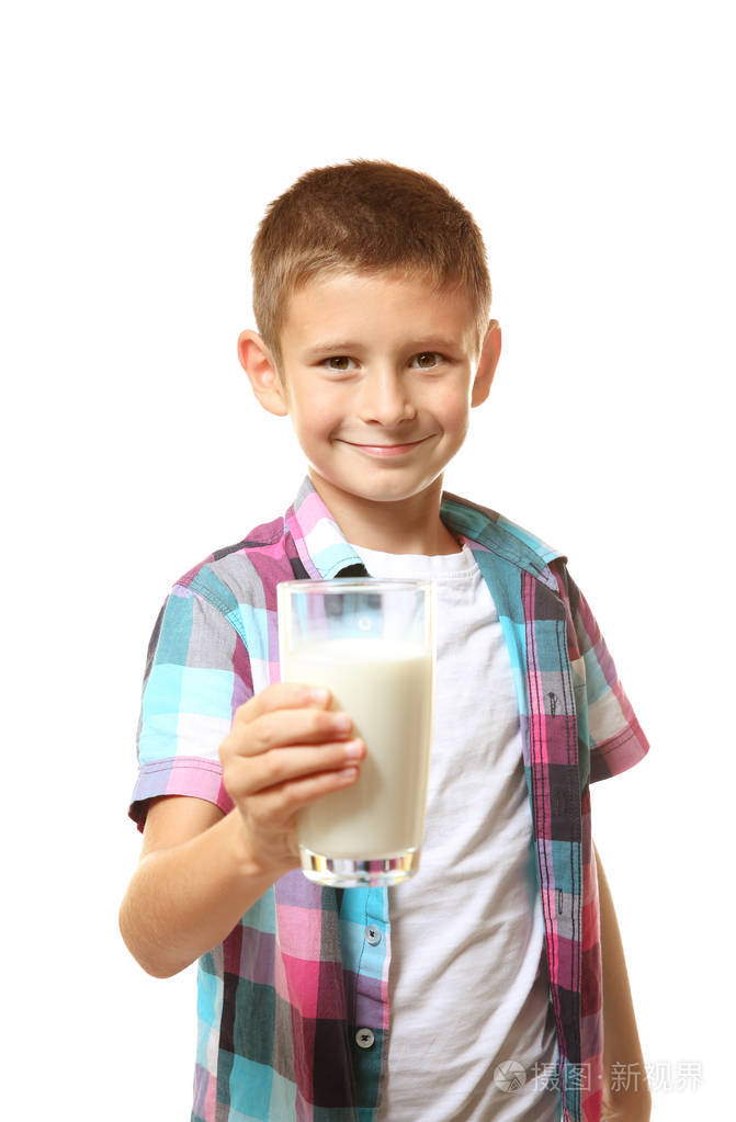 微笑的小男孩拿着杯牛奶上白色孤立