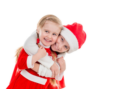 两个快乐的小女孩，在拥抱的圣诞老人套装