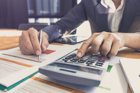 关闭了商人使用计算器和膝上型计算机计算与财务文件, 税收, 会计