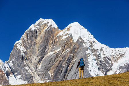 徒步旅行在科迪勒拉山系的场景