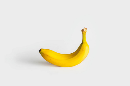 香蕉在白色背景上的特写视图