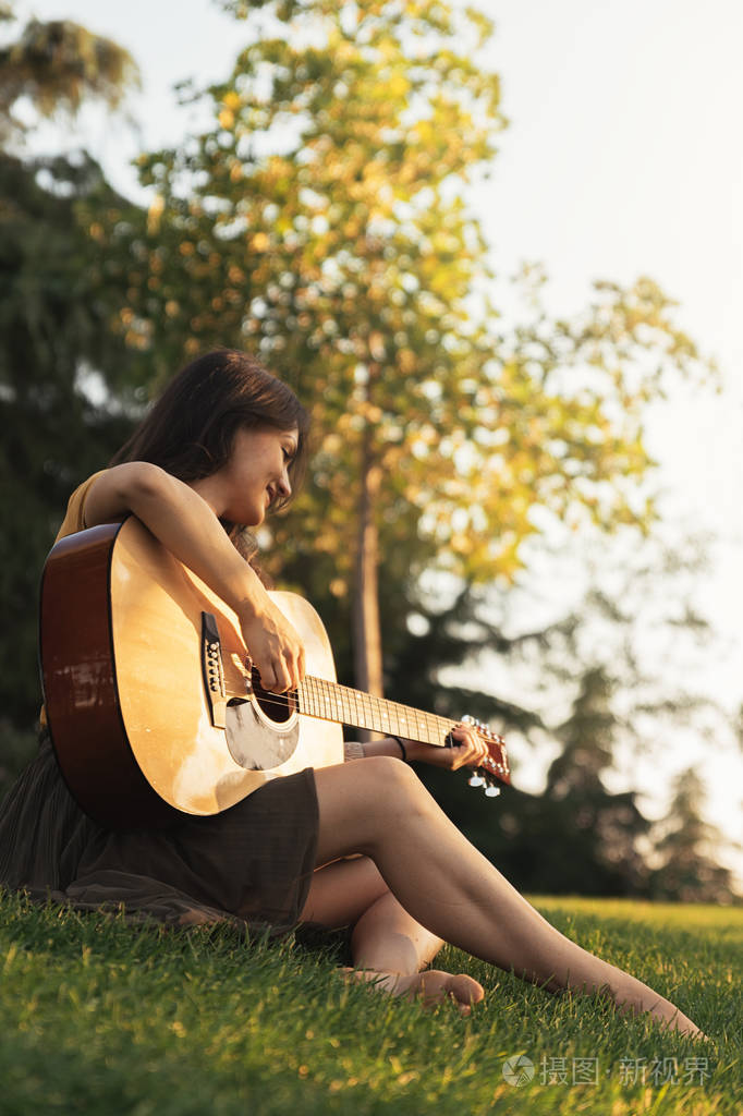 美丽的女人弹吉他