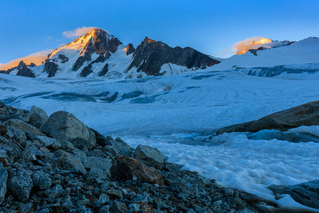 冰川杜在日出之旅。法国阿尔卑斯山