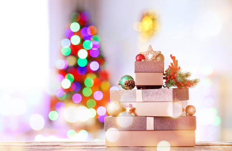 关于表和背景模糊的枞树的美丽圣诞礼物。新年 2018年庆祝活动