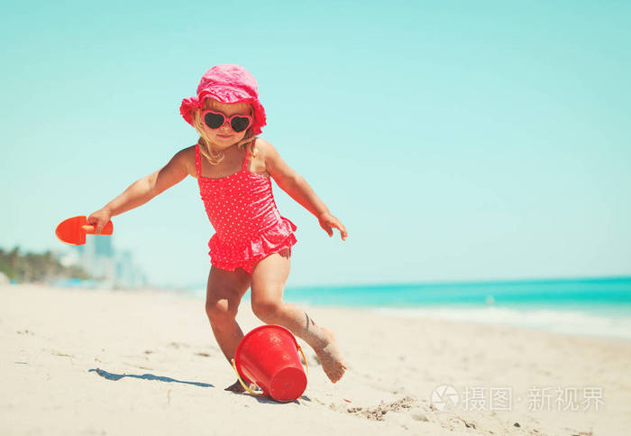 沙滩上的小女孩 赤背图片