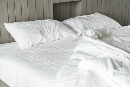 皱折的床卧室白色凌乱枕头装饰