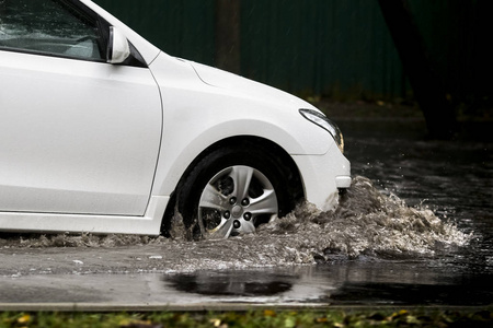 水淹公路在大雨中骑的车