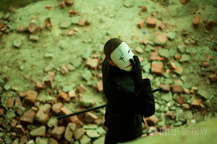 在废弃的建筑在面具的黑衣男