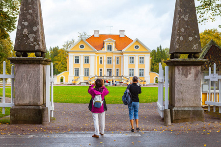 Palmse，爱沙尼亚22 Sep 2015。游客拍摄美丽富饶 Palmse Manor 在爱沙尼亚