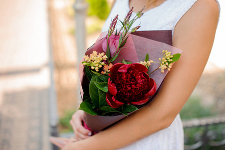 五颜六色的花朵在女人手里的完美结合