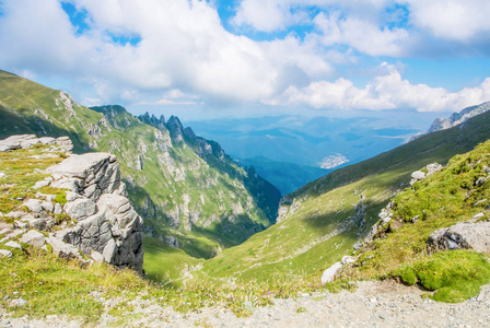 在 Carpatian 山，绿色的山谷和美丽的蓝色天空背景，左支自然公园，罗马尼亚，在阳光灿烂的夏天一天在全景视图