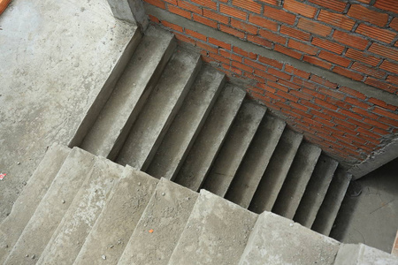 在水泥楼梯后面图片