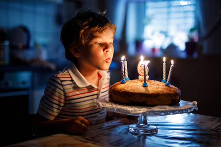 可爱快乐金发碧眼的小小孩男孩庆祝他的生日照片