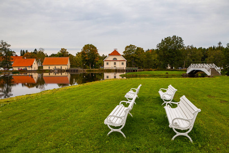 长椅上在小池塘里的 Vihula Manor 在爱沙尼亚北部的岛屿。18 世纪。旅游目的地