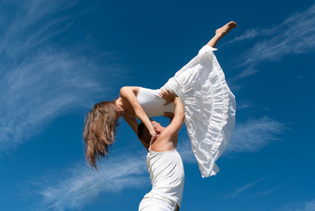 年轻夫妇在天空中自由跳舞，放松象征