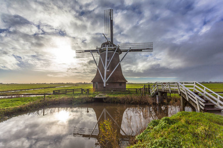 荷兰风车沿运河