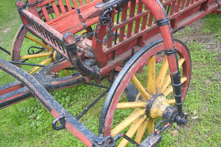 轮子( wheel的名词复数 ) 旋转 wheels 汽车 有…轮子的汽车(或自行车