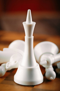 黑色和白色国王和骑士的象棋安装在深色背景上。成功的的领导者和团队合作的概念。棋盘游戏。业余爱好
