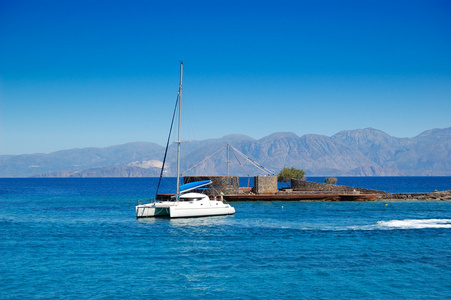 绿松石爱琴海和豪华游艇克雷埃希