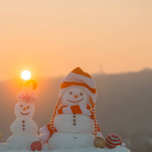 雪人笑脸在帽子上晚上景观与