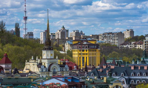 Vozdvizhenka 精英区在基辅，乌克兰。在建筑物的屋顶上的顶视图