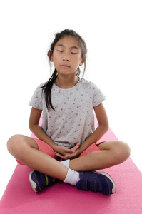 使 meditaion 白底粉红瑜伽垫上的女孩