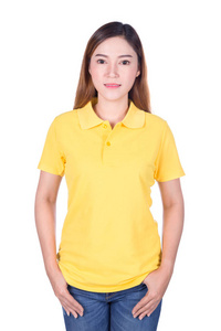 在白色背景上孤立的黄色 polo 衫的女人