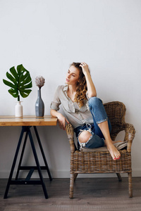 半坐这美少女图片