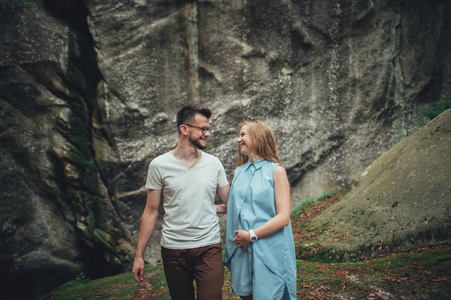 女人和男人在长满了苔藓的岩石上峡谷中拥抱