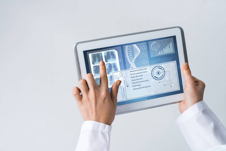 平板电脑在医生手中的药界面图片