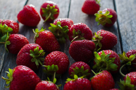 红草莓成熟与充满活力的照明