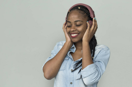 非洲裔美国女人戴着耳机