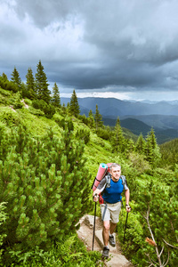 在夏天，背包里山中徒步旅行