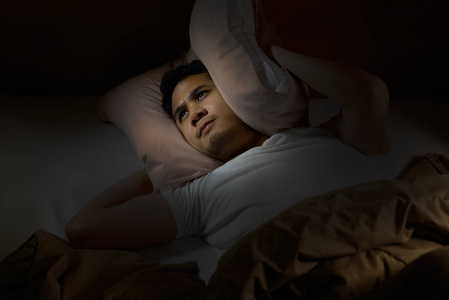 失落表情包失落的人患有失眠,躺在床上照片