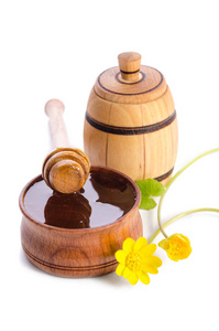 蜂蜜中的木桶，花黄色和木碗