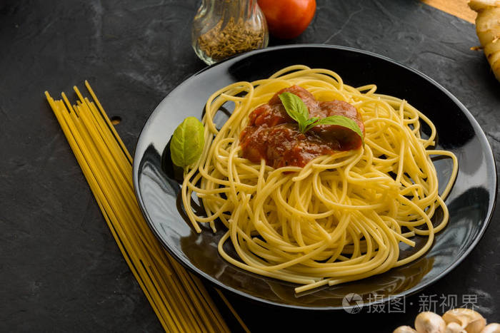 意大利细面条加蕃茄酱和其周围的成分调整
