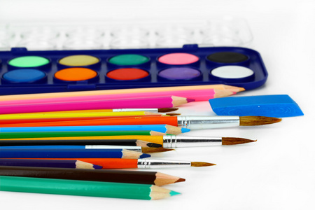 彩色铅笔和刷子