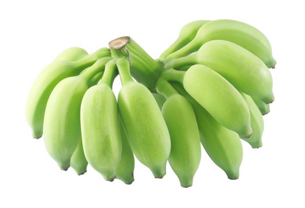 在白色背景上的原始绿色香蕉果实