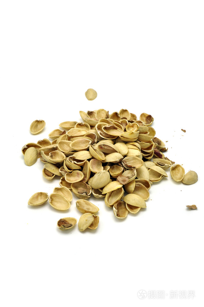 许多开心果壳隔离成白色