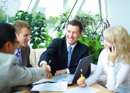 商务英语握手结束会议照片