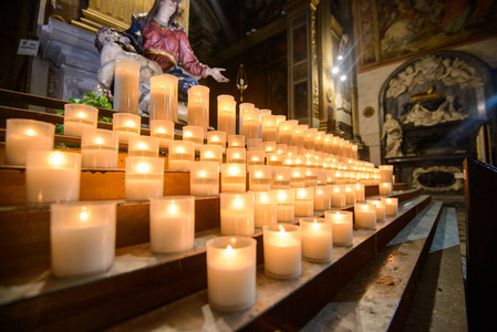 天主教堂中的礼仪蜡烛重点放在中央