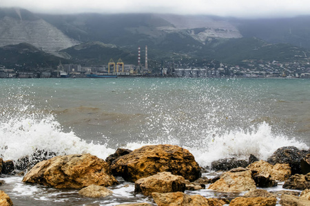 海浪拍打在岩石上