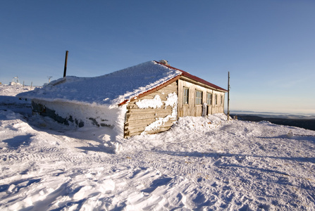 乌拉尔山的冬季小屋。