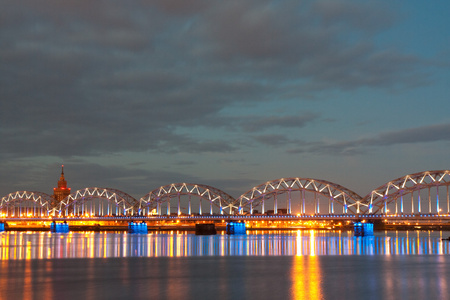 城市河流和天空的夜景